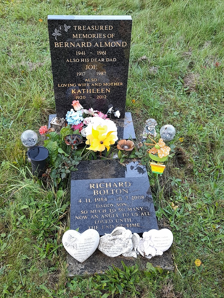 B. Almond (Grave)